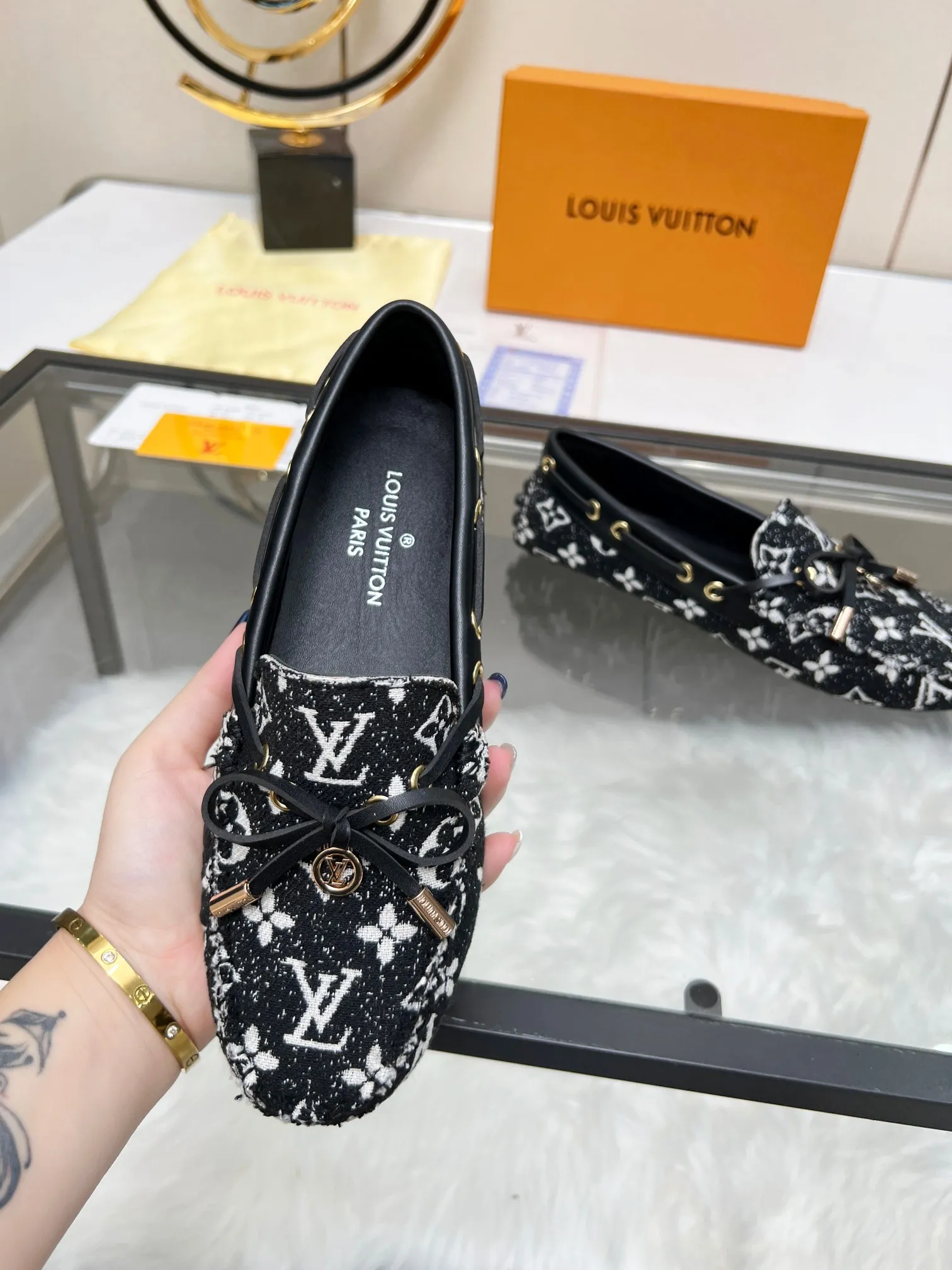 👟👟Ex-factory price 420👟👟 Lvui...Vuitt* on/】...Top purchasing agent, high version, counter 2023 spring, summer and autumn new color beanie shoes, imported fabrics, buckle bows, classic popular shoes. Lining: Sheepskin lining Color: Presbyopia Xingli Women's model: 35-42 standard size.